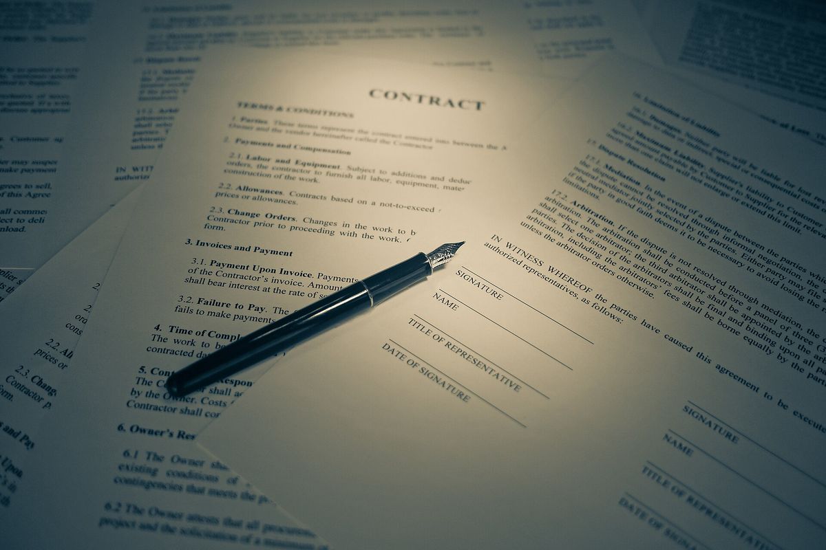 Firma de un contrato de compraventa